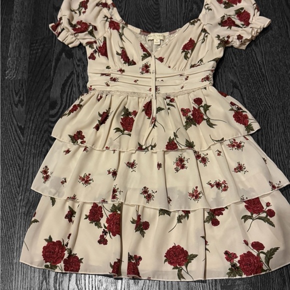 Chic Floral Mini Dress in Cream and Red - Picture 2 of 5